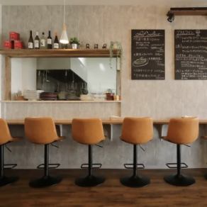 カウンター席。広々設計なのでゆったりお過ごし頂けます。壁側のお席はキッチンの様子を見ることも!シェフとの会話も楽しめます。