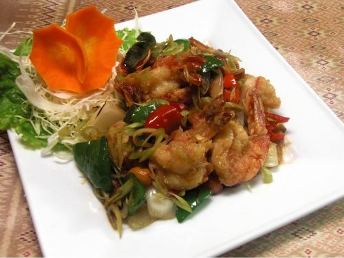 グンパッドタクライ 海老のレーモングラス炒め/カイジオムーサッブ タイ風のオムレス