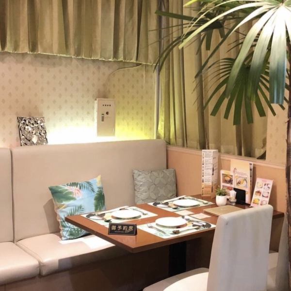 【テーブル席】少し区切られているので10名前後のお客様にもおすすめ★異国情緒あふれる雰囲気。駅チカだから待ち合わせに便利☆落ち着いた雰囲気でゆっくりお食事をお楽しみいただけます。