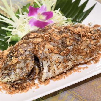 プラートークラティアム 魚のにんにく揚げ(切り身)