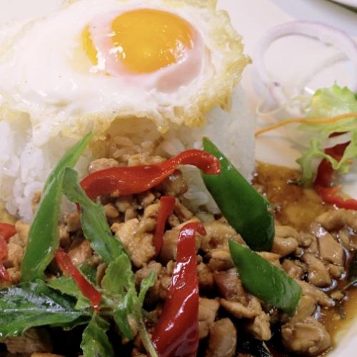 カオパッガパオカイダオ 鶏のバジル炒めご飯 揚げ卵添え