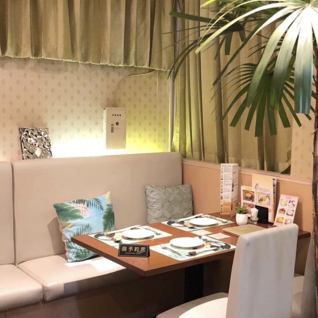 ソファーつきの10名前後の半個室ございます！