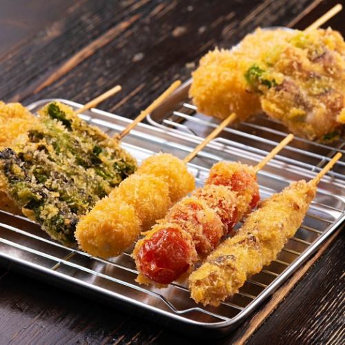 ◇Hot and crispy!◇ A great companion to sake! Kushiage skewers start at 160 yen!