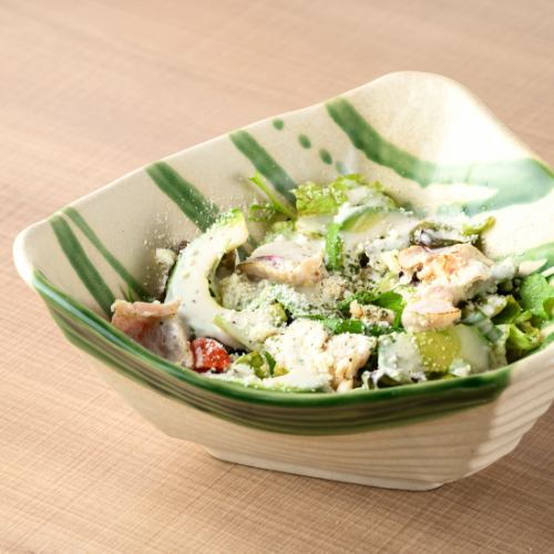 鶏胸肉とアボカドのシーザーサラダ