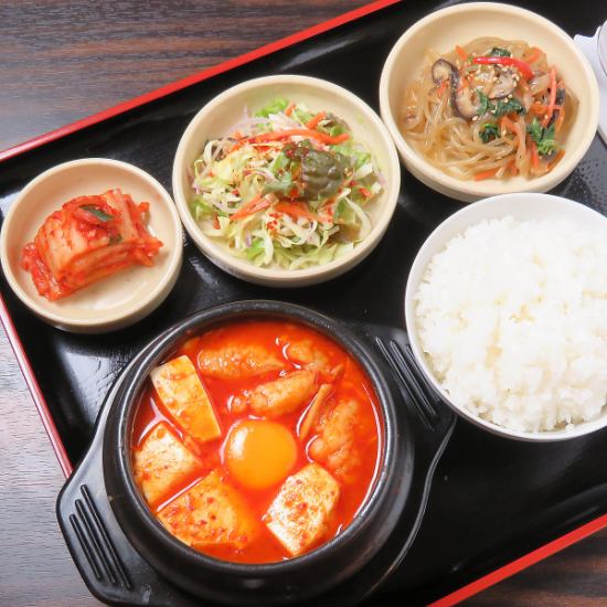 ボリューム満点の定食が人気♪落ち着いた店内で楽しむ韓国料理☆