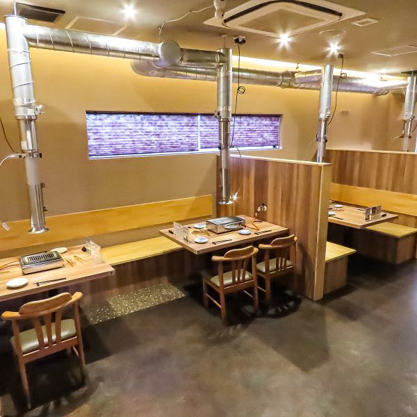 【ロースター完備で気軽に利用◎】当店はロースター完備なので洋服に匂いが付きにくい◎煙も気にならないので、お子様連れのお客様や、洋服への匂い移りが気になるデート・女子会でのご利用にもピッタリ！気兼ねなく焼肉をお他楽しみいただけます♪