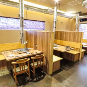 餐厅氛围轻松，您可以放松身心，享用餐厅精心挑选的肉类，非常适合家庭聚餐。除了 4 人桌外，我们还有 6 人桌，因此您可以选择最适合您团队的尺寸。