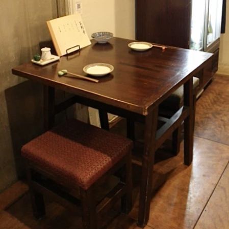 カウンター席後ろに配置された2名様用テーブル