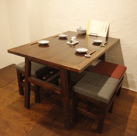 4名様用テーブルお子様連れのご家族にも、ゆったりご利用いただけるおすすめのお席です