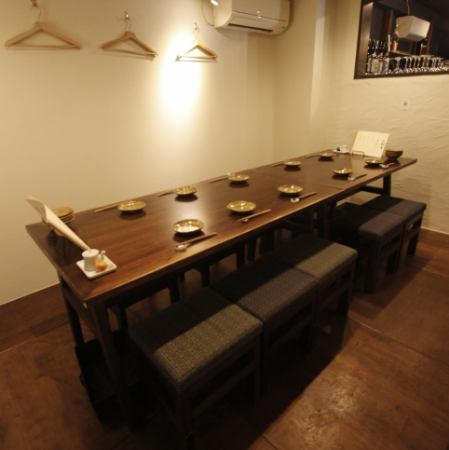 8名様～最大10名様でご利用可能な半個室もご用意しております。各種宴会や接待など、プライベートシーンから特別なシーンまで幅広くお使いいただけます。ネットでのご予約不可。詳しくはお電話にてご相談ください。