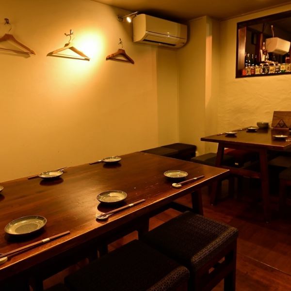 4名・6名様テーブルをつなげ、最大10名様まで座れます