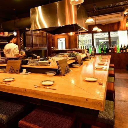 中央に焼き場を囲んだカウンター12席