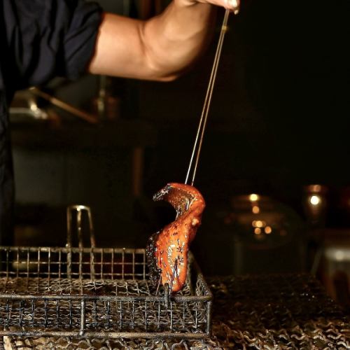 焼き場を囲むカウンター