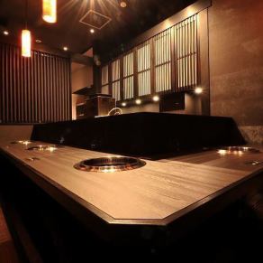 The counter seats are perfect for single diners, allowing you to enjoy your ordered meat and alcohol without worrying about the people around you! Two people can sit next to each other, making for great conversation.