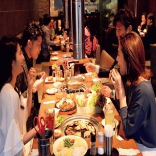 女子会にも使えるモダンでおしゃれな店内で心地よく過ごすことができる【ハヌリ新宿ゴジラ通り店】店内貸切３０名様～６０名様までのご利用ができます。心のこもったオモニの味で韓国にタイムスリップしたのような至福の時を味わえます。