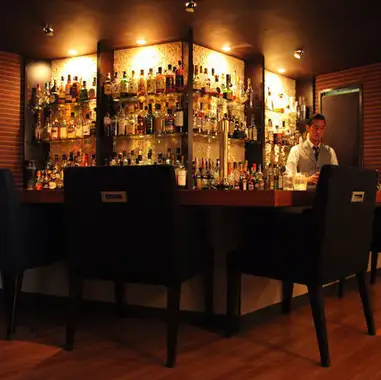 仕事帰りの癒やしにぴったりな、落ち着いた雰囲気が魅力の店内です。温かみのある照明が心地よい空間を演出し、日常の忙しさを忘れてゆったりと過ごせる環境を整えております。お一人様でのご利用はもちろん、大切な方と静かに語り合いたい夜にも最適な大人のための隠れ家的な場所です。