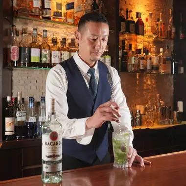 バーテンダーとの会話も楽しめるカウンター席を7席ご用意しております。目の前でドリンクが作られる様子を眺めながら、贅沢な時間を過ごせるのが魅力◎気軽におしゃべりを楽しみながらお好みの一杯を味わう、大人の贅沢なひとときを心ゆくまで満喫していただける空間となっております。