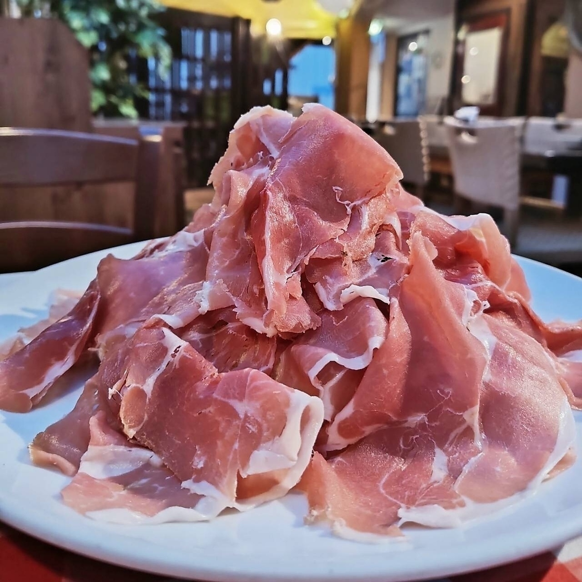 品川でサク飲み★名物てんこ盛り生ハムとお好きなお酒で乾杯♪