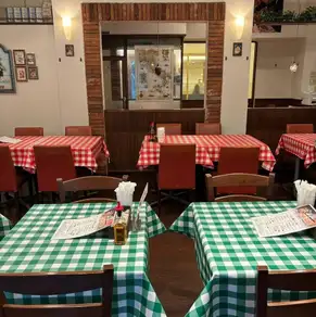 お仕事帰りのサク飲みや普段のお食事に最適！2名様から4名様でご利用しやすいテーブル席をご用意しております。少人数でも落ち着いてお食事とお酒を楽しめる空間です。本場仕込みの石窯ピッツァとソムリエ厳選のワインで、1日の疲れを癒やす心地よいひとときを。