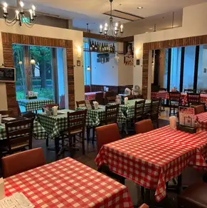 人数に合わせてレイアウト変更が可能なテーブル席エリア！大人数のご宴会や、店舗全体の貸切パーティにも柔軟に対応いたします。品川での歓送迎会、同窓会、各種イベントに◎広々としたフロアで、自慢の本格ピッツァと充実の飲み放題付コースをお楽しみいただけます。