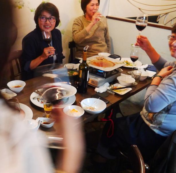 【アットホームな雰囲気】こじんまりとしたアットホームな空間でお食事と楽しい時間をお過ごし頂けます。少人数から団体様まで、幅広いご予約が可能。テーブルやイスを並び替えて、パーティーに応じて楽しんでいただけます。カウンター席で、シェフの華麗なテクニックをおつまみにお酒を飲むのもおすすめ★
