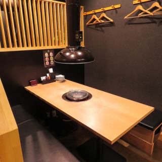 【テーブル6名様×2】お席はソファータイプでゆったりとお座りいただけます。仕切りがある個室風の空間で接待や会社宴会にも最適◎