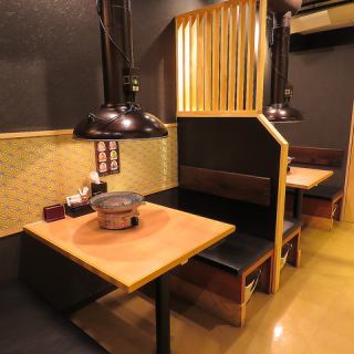 【テーブル4名様×11】4名様用のお席は11席と豊富にご用意！少人数での宴会や女子会、仕事帰りのサク飲み・サク飯にもオススメ♪