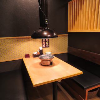 黒×木のぬくもりを感じる店内は落ち着いた雰囲気でデートにもぴったり！個室風のプライベート空間で素敵なひとときをお過ごしください♪