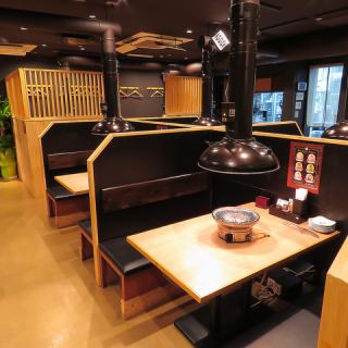 総席数52席。仕切りを外してお席をつなげることも可能ですので大人数様の宴会も大歓迎！貸切利用も承りますのでお気軽にご連絡ください。