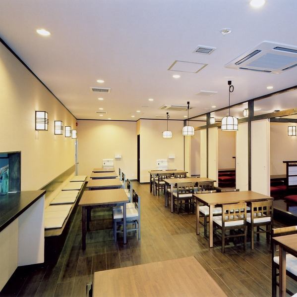 本館はテーブル席です。広々としておりストレスなくお食事をお楽しみいただけます