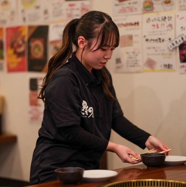 私たちは接客にもこだわり、皆さまに心地よくお食事を楽しんでいただけるよう、笑顔で丁寧な対応を心掛けています。居心地の良い空間づくりとお客様第一のサービスで、特別なひとときをサポートします。ぜひリラックスしてお過ごしください！