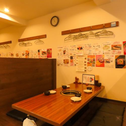 【4名様用テーブル席】おくつろぎいただけるテーブル席を大小様々多数ご用意！『焼肉　大和』はアルコールメニューも豊富に揃えており、お好みに合わせて是非ご注文ください♪徳島駅から10分と、好アクセスの当店は送別会・歓迎会にもオススメ◎お気軽にお問い合わせください★ご不明点は店舗まで◎