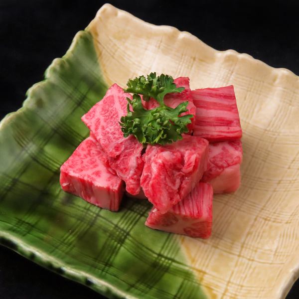 大和の人気メニューの１つ「サイコロステーキ」もいかがでしょうか。お好きな焼き加減でレアで食べても良し