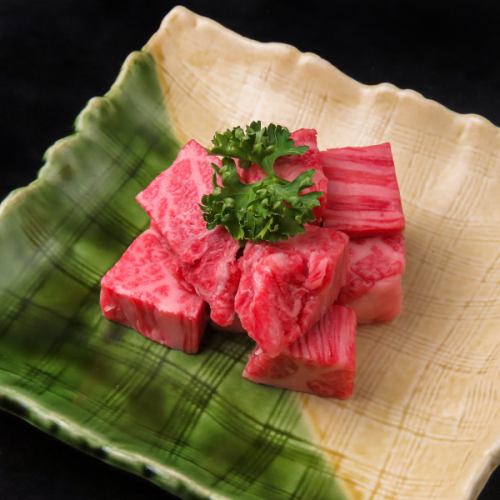 大和の人気メニューの１つ「サイコロステーキ」もいかがでしょうか。お好きな焼き加減でレアで食べても良し