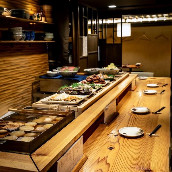 Counter seats with a long line of trousers.It is a space where calm soothing Kyoto unwinds.
