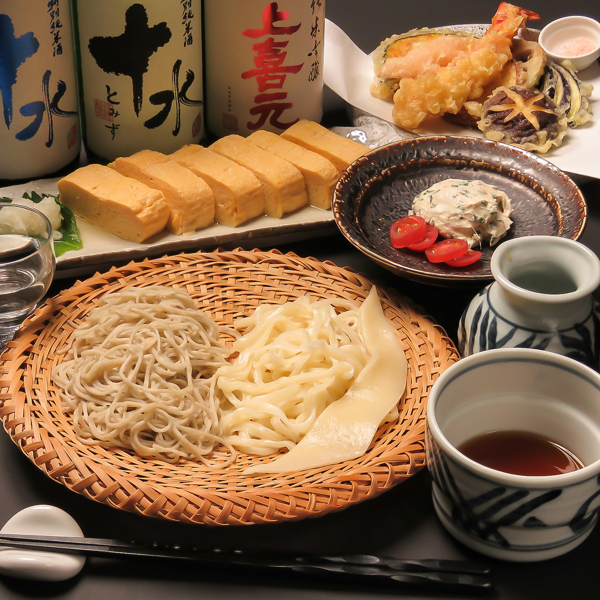 地下に広がる、銘酒と蕎麦前を楽しむシックな大人の隠れ家空間。