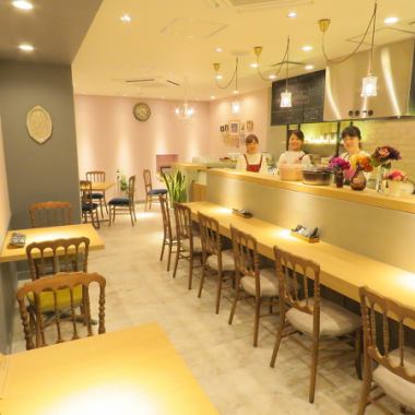 It is a shop full of cleanliness, with interiors in Scandinavian style.You can also feel the commitment of interior coordination even where the color of the counter seat, table seat and seat is changed.Enjoy a dining menu at night with a health-conscious plate lunch in a stylish atmosphere ☆