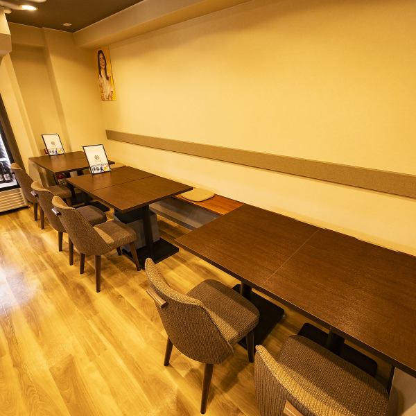 【清潔感のある内装で、落ち着いた雰囲気の店内】店内にはカウンターを4席と、テーブルを4卓ご用意しております♪おひとり様でのご来店から、ご家族でのお食事、ご友人との飲み会などグループ様でのご利用にも最適です！様々シーンでお楽しみください♪