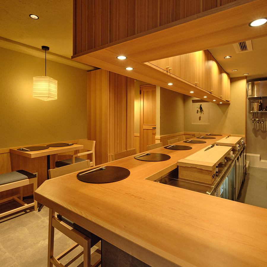 街の喧騒をほんの少し離れた先に佇む、知る人ぞ知る大人の隠れ家