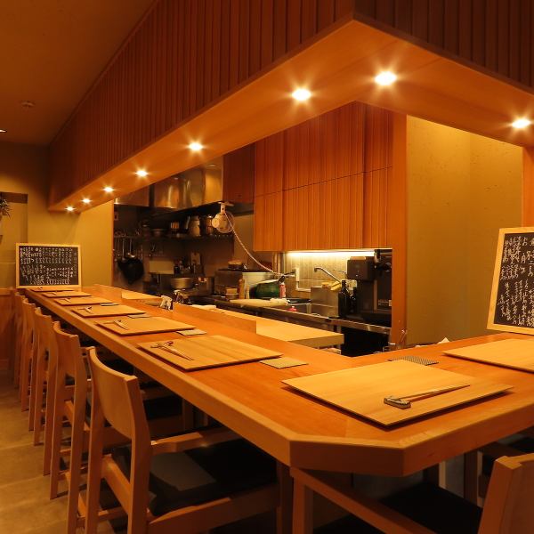落ち着いた和の空間に配されたカウンター席。目の前で繰り広げられる板長の丁寧な仕事ぶりを感じながら、できたての一皿をゆっくり味わっていただけます。お一人様から気軽に訪れやすい、温かみのある雰囲気です。