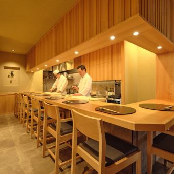 カウンター席では、板長が目の前で丁寧に料理を仕上げていきます。その日仕入れた旬の魚や野菜、こだわりの食材が一皿になる瞬間を間近で楽しめる、贅沢なひとときです。