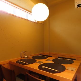 落ち着いた和の個室は、接待やご家族との大切なお食事に最適です。季節の食材を使った割烹料理を、静かで上質な空間でゆっくりとご堪能いただけます。