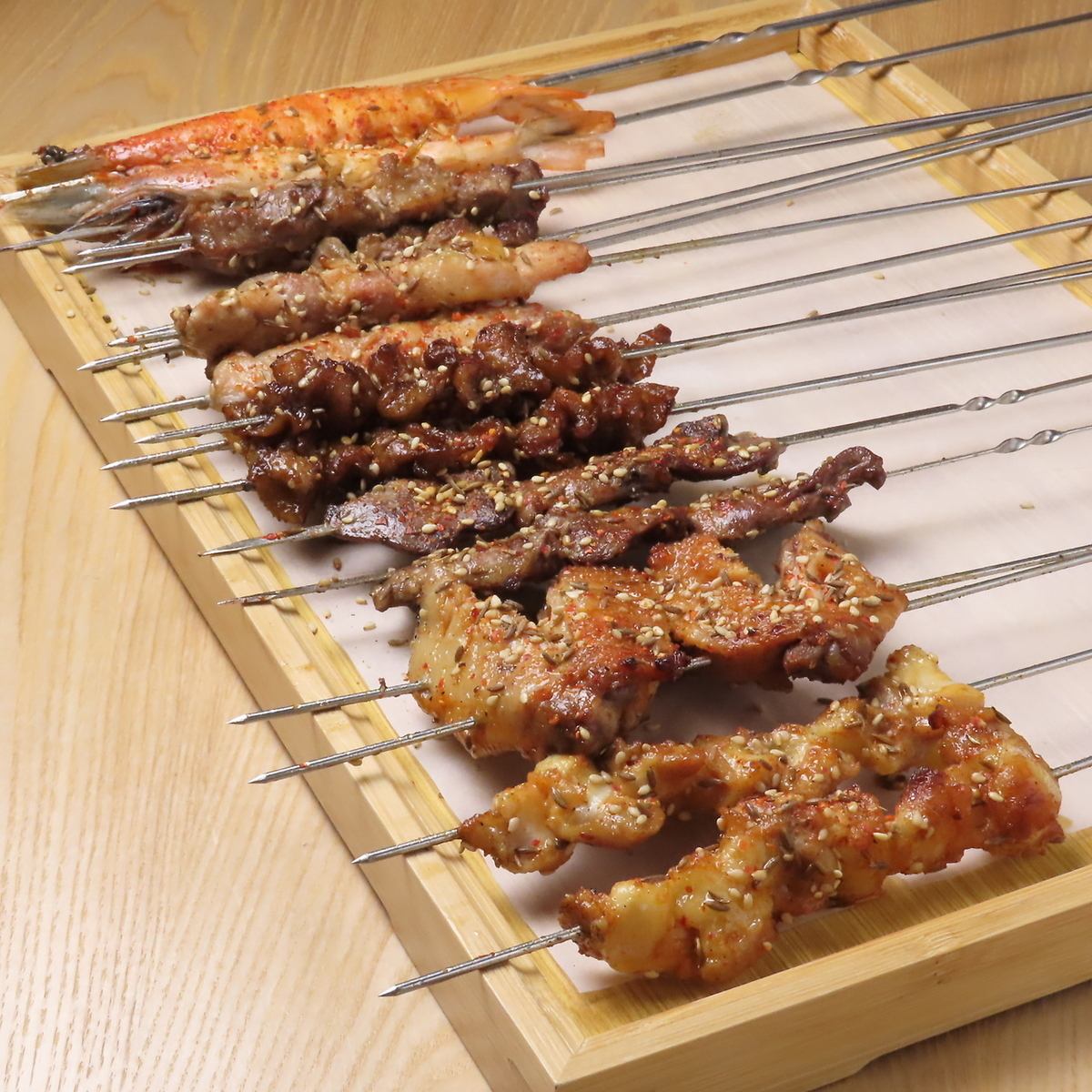 様々な串焼きをご用意しております。本場中国の味をご賞味あれ！