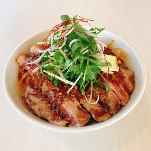 Steak bowl with special red wine sauce