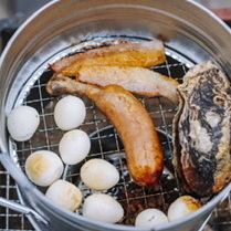 4時間【大人の遊び心】手ぶらでOK！ライトBBQ×自家製燻製体験コース。川沿いテラスで非日常を