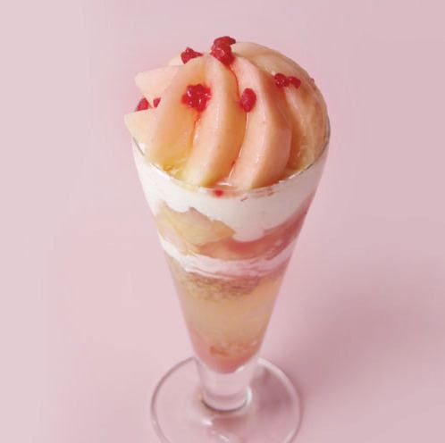 Peach rare cheesecake parfait