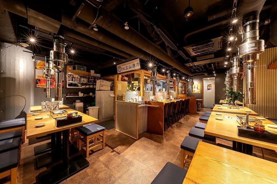富山地鉄市内線新富町駅出口より徒歩約1分と好アクセスにございます。店内はモダンなデザインで統一され、落ち着いた雰囲気の中でお食事が楽しめます。テーブル席を多数ご用意しており、会社の宴会や仲間との集まりにも最適でございます。