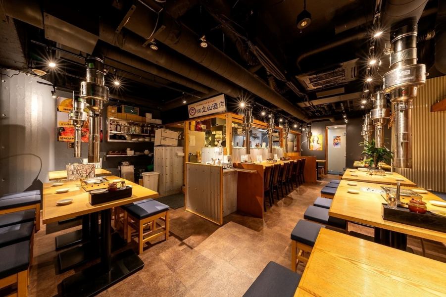 店内には、広々としたテーブル席を配しており、大衆焼肉店ならではの賑やかさで一体感のあるお食事をお楽しみいただけます。最大50名様までご利用可能ですので、大人数でのご宴会にも最適でございます。