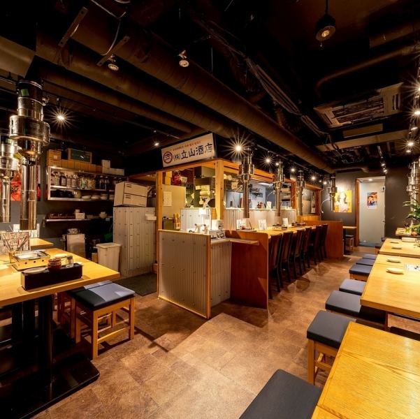 店内には、広々としたテーブル席を配しており、大衆焼肉店ならではの賑やかさで一体感のあるお食事をお楽しみいただけます。最大50名様までご利用可能ですので、大人数でのご宴会にも最適でございます。