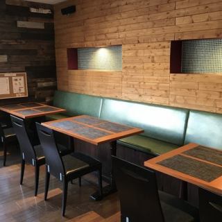 【片側がソファーの席ございます】２～４名様でご利用頂ける席が６席ございます。